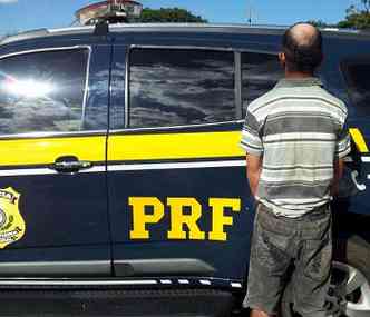 Homem estava transitando pela rodovia quando foi abordado pela polcia (foto: PRF/Divulgao)