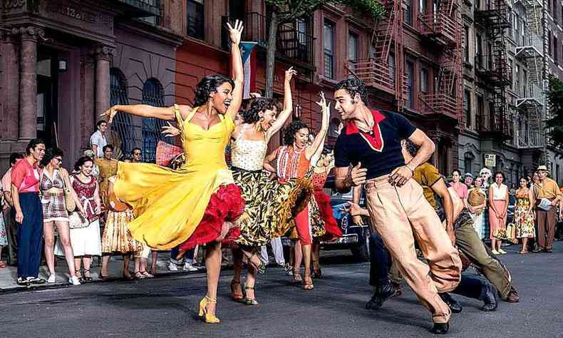Elenco de west side story dança na rua, em Nova York 