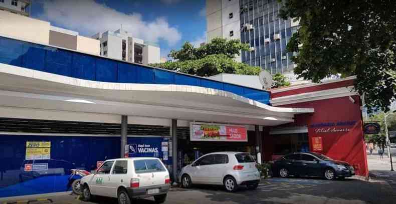 Mulher foi autuada em flagrante por injria racial na porta de farmcia de Belo Horizonte(foto: Google Maps/Reproduo)