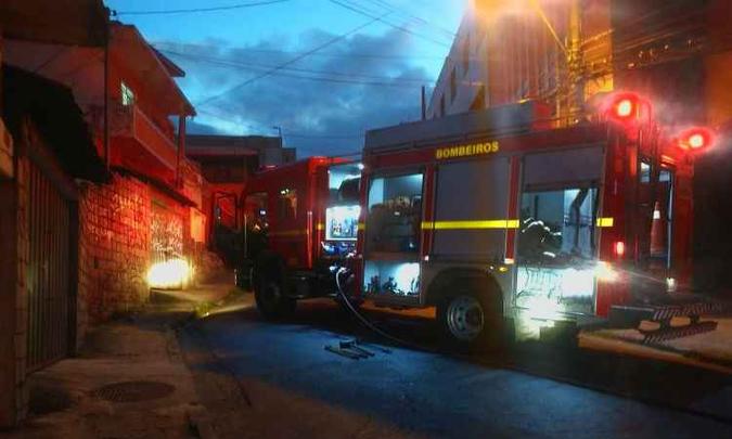 Militares utilizaram 2 mil litros de água para debelar as chamas(foto: Corpo de Bombeiros/Divulgação) Militares utilizaram 2 mil litros de água para debelar as chamas(foto: Corpo de Bombeiros/Divulgação)