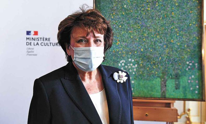 Roselyne Bachelot, ministra da Cultura da Frana, com o quadro Roseiras sob as rvores, de Gustav Klimt, no Museu de Orsay
