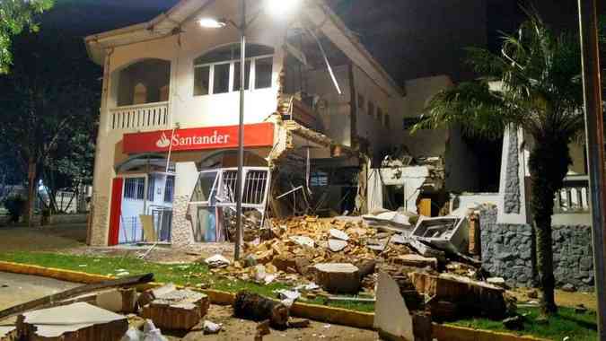 Agncia do banco Santander foi destruda por criminosos em CamanducaiaPolcia Militar/Divulgao