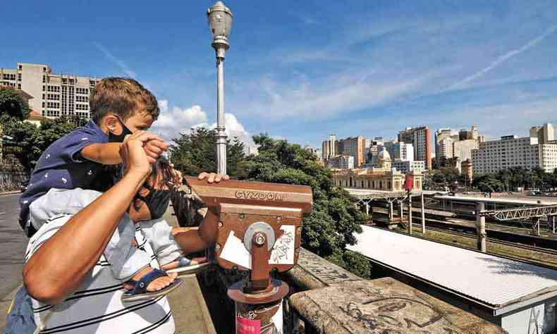 Edmar Rodrigues mostrou ao pequeno Eloy, de apenas 3 anos, vista de 'uma das cidades mais bonitas do Brasil', aproveitando luneta instalada na Rua Sapuca (foto: Leandro Couri/EM/D.A Press)
