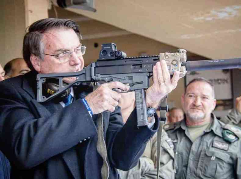 Jari Bolsonaro com uma arma