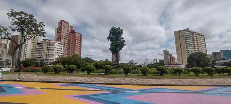 Nuvens de chuva e pista de caminhada colorida na Praa Raul Soares Centro de BH