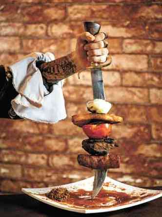 Feita sob medida, a espada serve como espeto para o churrasco de picanha(foto: Victor Schwaner/Divulgao)