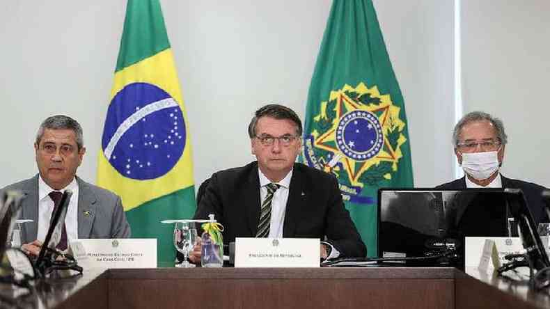 O presidente Jair Bolsonaro entre os ministros general Braga Netto e Paulo Guedes, que representam posies divergentes dentro do Planalto sobre gastos pblicos(foto: Marcos Corra/Presidncia da Repblica)