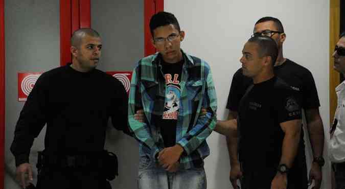 Suspeito de acender rojo  apresentado pela polcia(foto: Tnia Rgo/Agncia Brasil)