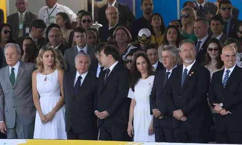 Michel Temer no palanque, ao lado da mulher Marcela e do presidente da Cmara, Rodrigo Maia (foto: Wilson Dias/Agncia Brasil)