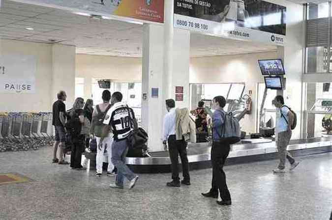 Passageiros retiram bagagem em aeroporto: proposta reduz o volume que cada passageiro pode transportar sem custo adicional (foto: Juarez Rodrigues/EM/D.A Press)