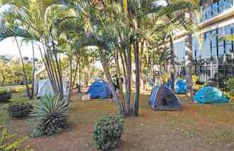 Acampados nos jardins da Cmara Municipal, os manifestantes tm livre acesso s galerias(foto: Tlio Santos/EM/D.A Press)