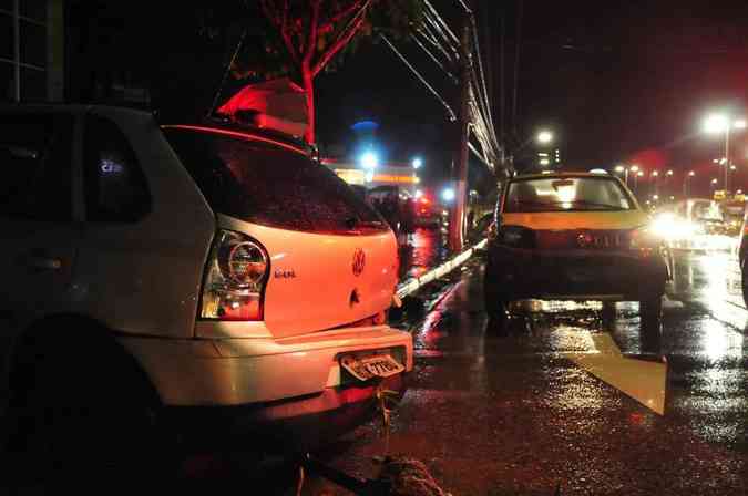 Carros foram arrastados e ficaram danificados durante temporal que caiu sobre Belo Horizonte na noite desta quarta-feira (7/12)Marcos Vieira/EM D.A Press