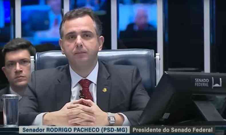 Rodrigo Pacheco sentado no plenrio