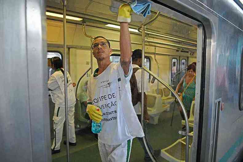 Equipe de preveno higieniza metr no Rio de Janeiro; pessoas devem ter cuidados ao usar transporte pblico(foto: Carl DE SOUZA / AFP)