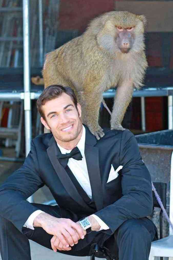 Em traje de gala, com um companheiro primata, no melhor estilo James Bond(foto: Reproduo/Internet)