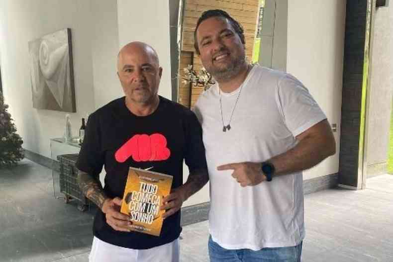 Alexandre Mattos presenteou Jorge Sampaoli com um livro escrito pelo dirigente(foto: Reproduo/Instagram)