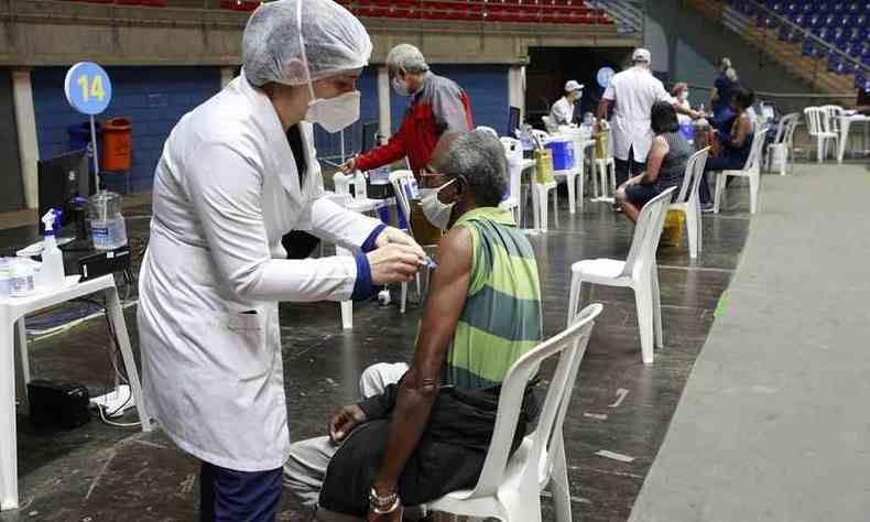 Quase 100 mil idosos foram vacinados ao menos com a primeira dose(foto: Divulgao/PMU/p10Luz)