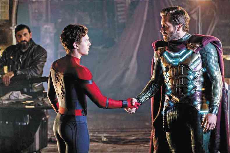 O jovem Peter Parker (Tom Holland) e o carismtico Mysterio (Jake Gyllenhaal), a novidade do novo filme do Homem-Aranha