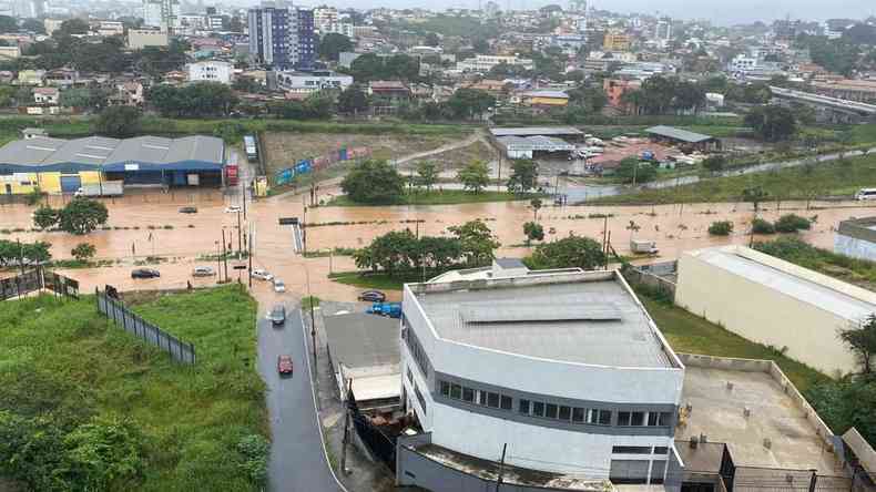 Vista panormica de avenida de Betim tomada pelas guas da chuva 