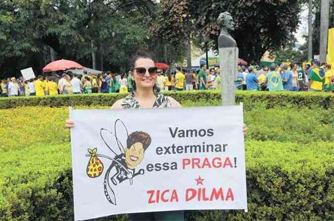 Faixa transforma Dilma em mosquito Aedes aegypti e pede o extermnio da 