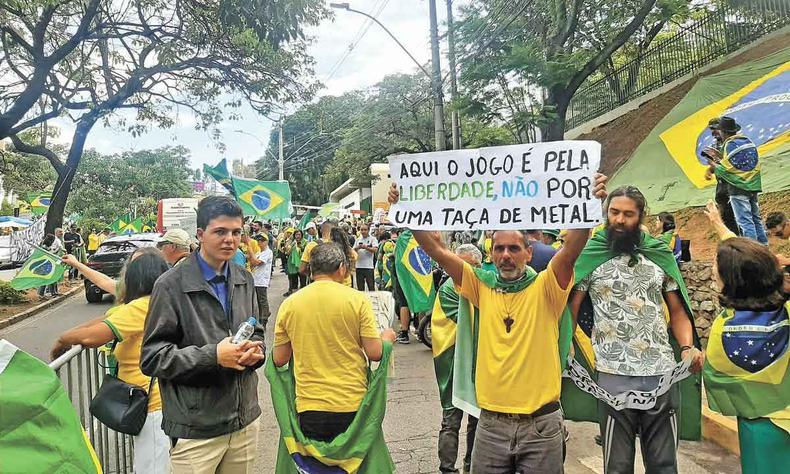 A camisa da Seleo virou espcie de uniforme da extrema-direita, que protesta  frente dos quartis
