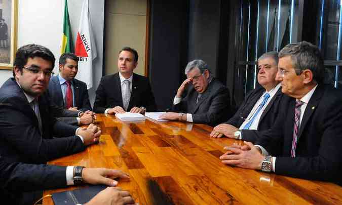 Advogado de Michel Temer entrega defesa na CCJ (foto: Luis Macedo/Cmara dos Deputados)