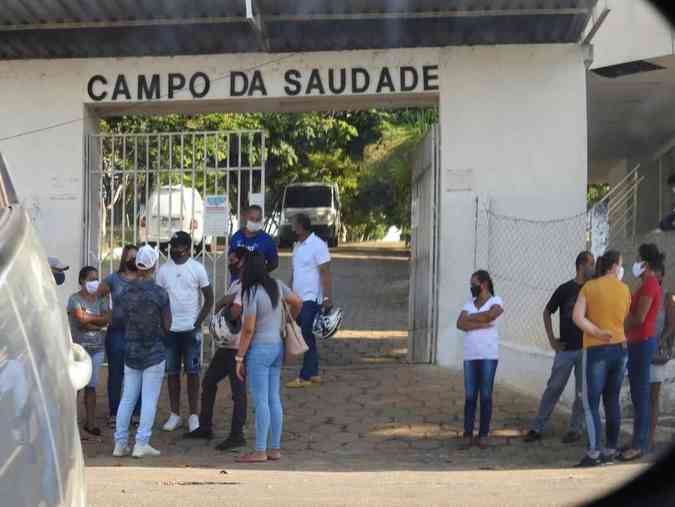 Familiares se despedem de seus parentes, vtimas da COVID-19, no Cemitrio da SaudadeCarlos Altman/EM/D.A. Press