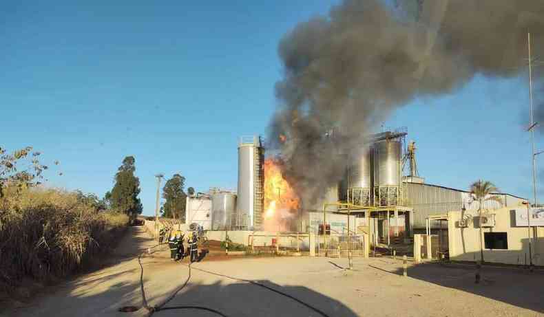 Bombeiros controlam fogo em tanque de fábrica