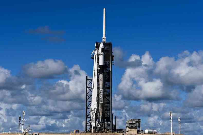 Fogete SpaceX Falcon 9 se preparando para lanamento na NASA, nos Estados Unidos