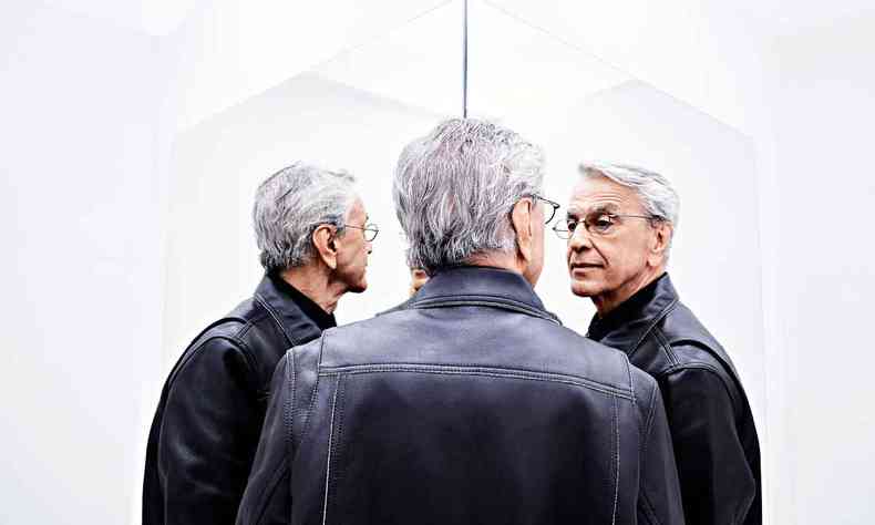 Caetano Veloso, em frente ao espelho,  multiplicado em trs