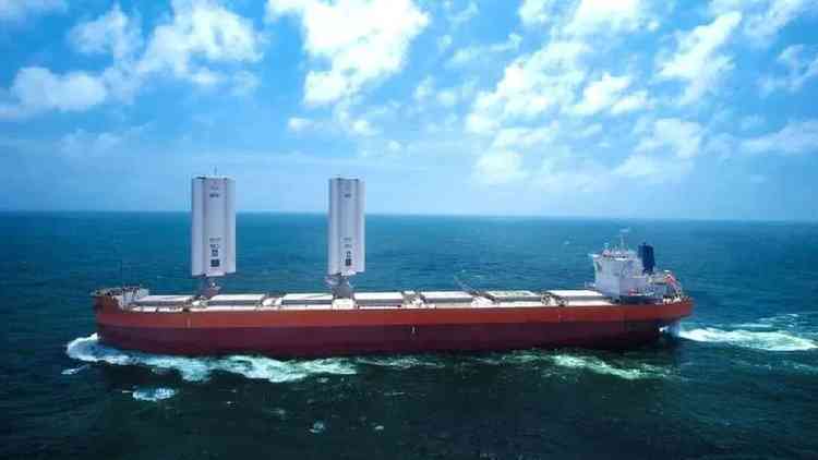 Imagem de cargueiro com duas grandes velas construídas com o material de turbinas eólicas