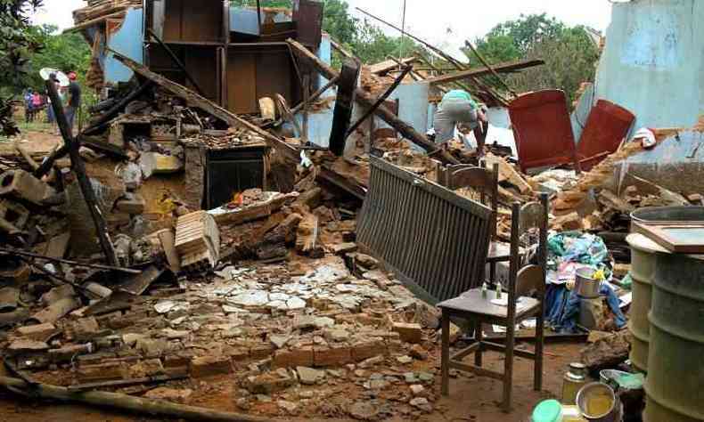 Seis casas da localidade foram completamente destrudas pelo abalo ssmico. Em uma delas estava Jessiquele Silva, que morreu sob os escombros(foto: Maria Oliveira/Prefeitura de Itacarambi/Divulgao - 9/12/07)
