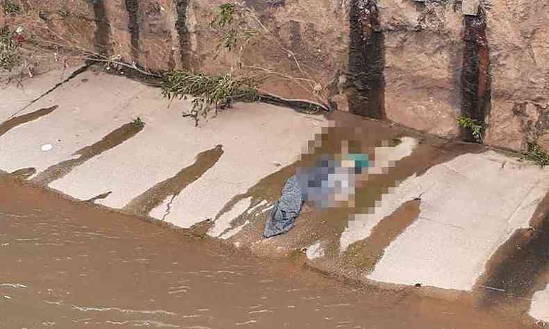 Corpo foi visto dentro do rio e uma pessoa que passava pelo local acionou o Corpo de Bombeiros(foto: Reproduo)