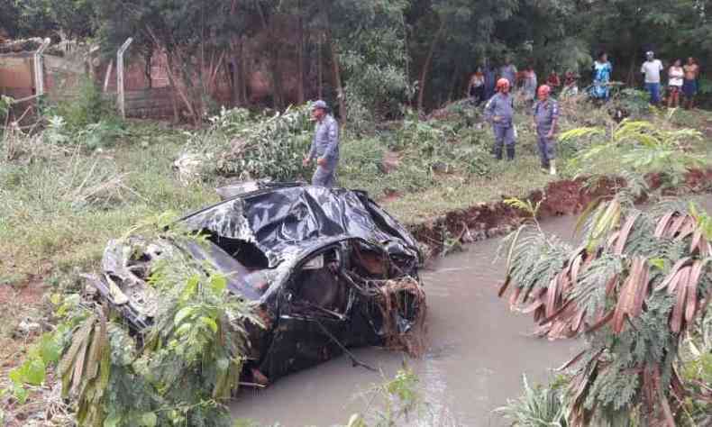Carro de aplicativo foi arrastado por enxurrada na ltima segunda-feira(foto: Corpo de Bombeiros/ Divulgao)