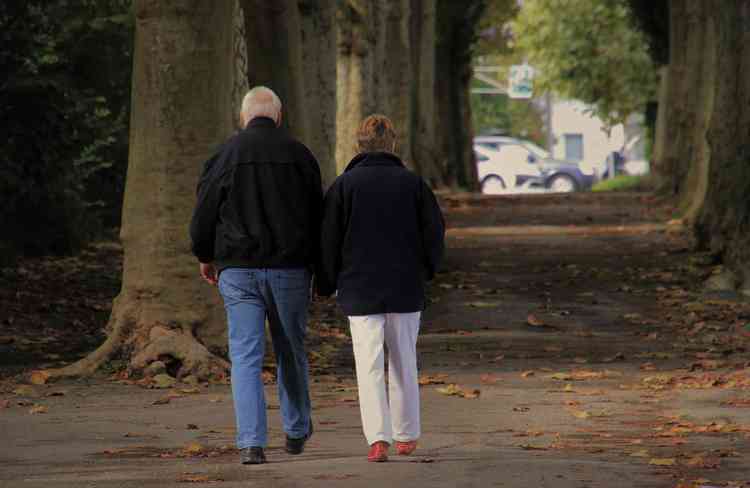 Idosos caminhando 