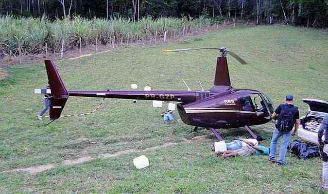 Quatro pessoas foram presas dentro do helicptero no interior do Espirito Santo(foto: Polcia Militar do Esprito Santo/Divulgao)