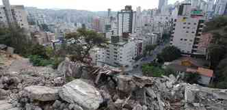 Escombros do prdio que foi demolido em janeiro ainda aguardam remoo (foto: Tulio Santos/EM/D.A Press)