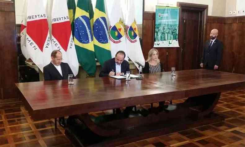 Alexandre Kalil assina declarao acompanhado da secretria de Poltica Urbana, Maria Caldas, e do arcebispo dom Walmor(foto: Edsio Ferreira/EM/DA Press)