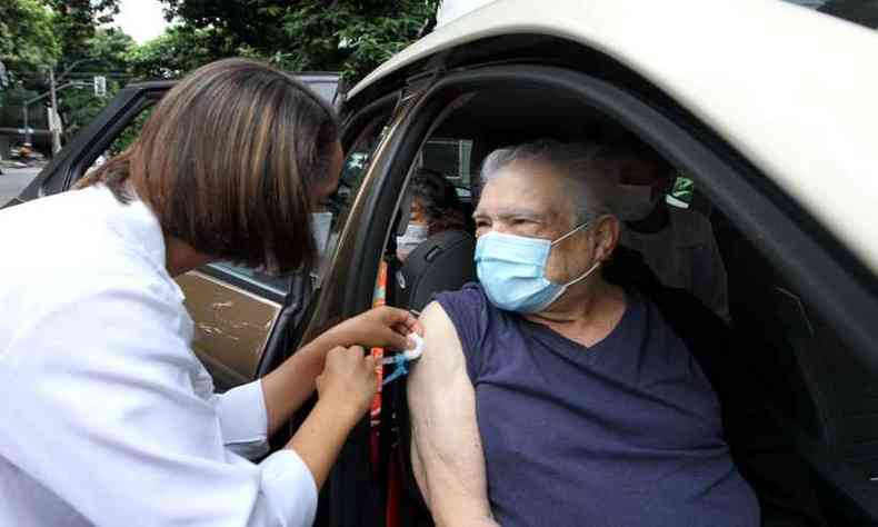 Idosos acima de 86 anos j comearam a ser imunizados no Estado(foto: Jair Amaral/EM/D.A Press)