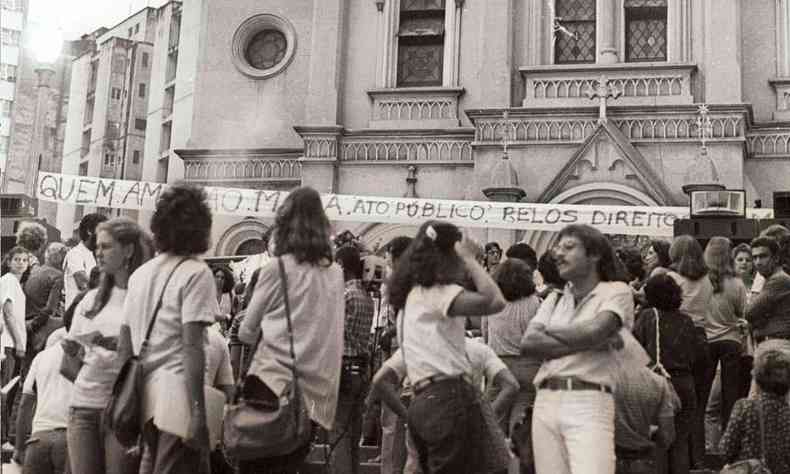 Manifestao do movimento Quem Ama No Mata nas escadarias da Igreja So Jos, em Belo Horizonte, em 1980