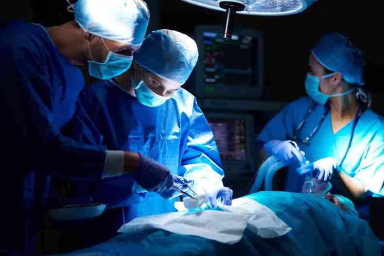Médicos realizando uma cirurgia 