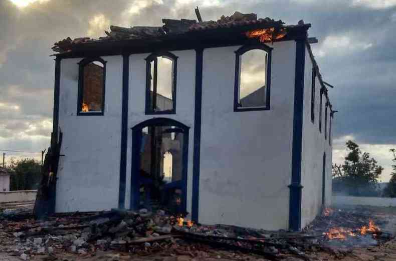 Depois do fogo, só restaram as paredes da igreja(foto: Redes Sociais/Reprodução)