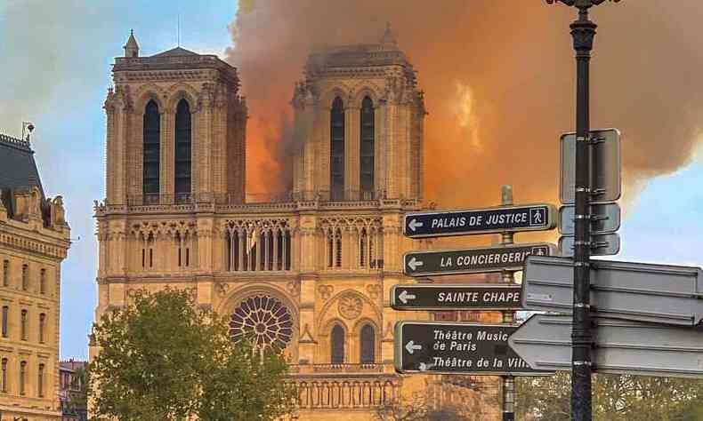 Fogo consumiu parte da catedral em 15 de abril passado(foto: Wikipedia)