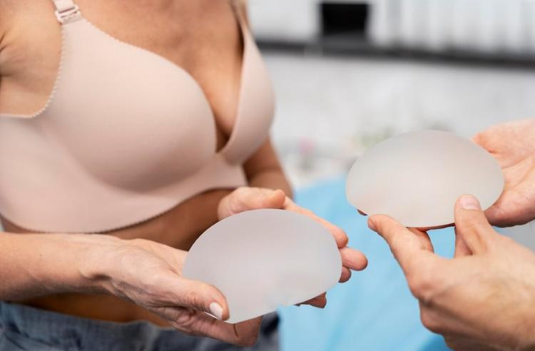 O avano dos materiais utilizados na produo das prteses de silicone, usadas em procedimentos de aumento dos seios, permite que o produto fique alocado nas mamas por muitos anos