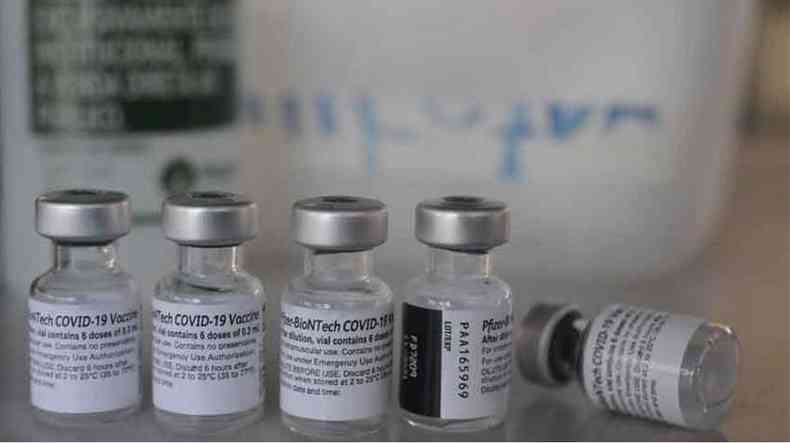 frascos com vacinas contra COVID-19