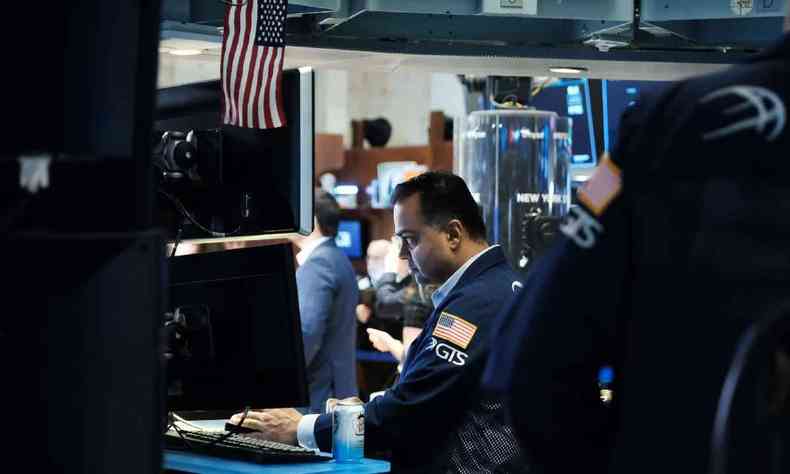 Os comerciantes trabalham no pregão da Bolsa de Valores de Nova York (NYSE) em 11 de março de 2022 na cidade de Nova York