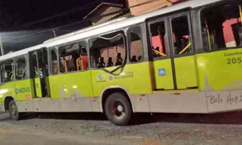 Ônibus com estrutura danificada em BH