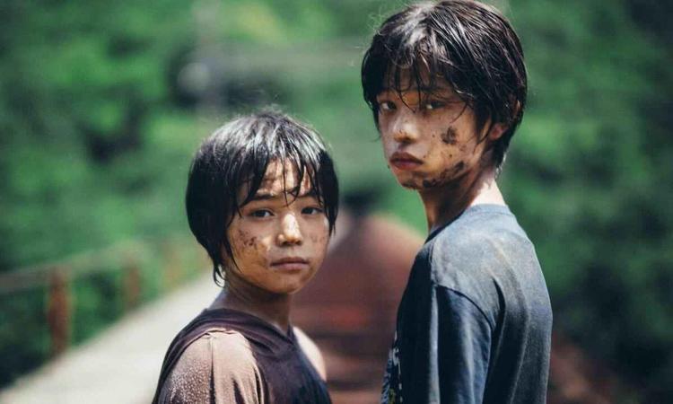 Dois meninos orientais olham para trs em cena do filme Monster