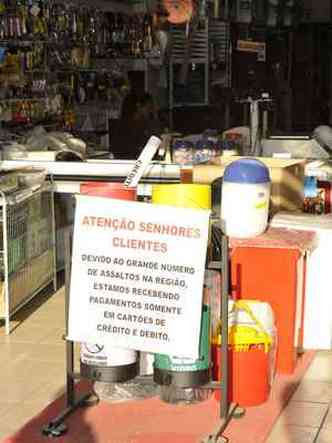 Aviso tambm est em uma loja de embalagens que j foi assaltada(foto: Fotos: Juarez Rodrigues/EM/D.A Press)