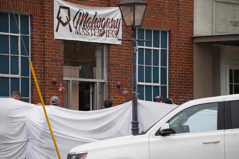Polcia isolou a fachada do prdio onde ocorreu a confuso com mortes usando lenis brancos